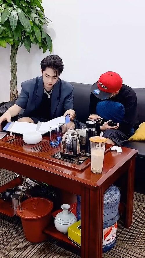 吃瓜同事小张,揭秘吃瓜同事小张的趣味生活点滴