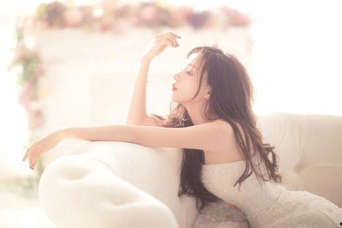 女主播吃茄瓜,辣味挑战引网友热议