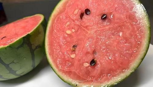 吃瓜发黄能吃吗,还能安心食用吗？揭秘瓜果变质的真相