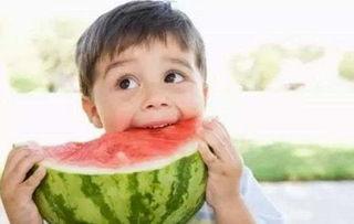 男孩喝红牛吃瓜视频,男孩的夏日狂欢瞬间