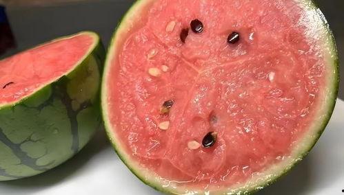 吃瓜发黄能吃吗,还能安心食用吗？揭秘瓜果变质的真相