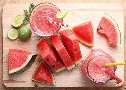 向太阳吃瓜,夏日阳光下的悠闲时光