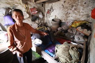 卖瓜老汉在地里吃瓜,卖瓜老汉的地里吃瓜趣事