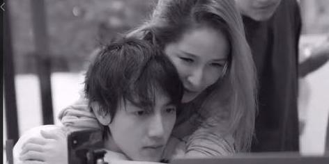 萧亚轩吃瓜的视频