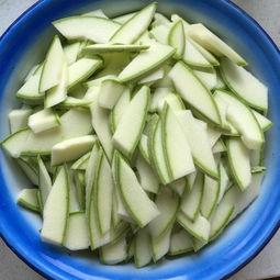 葫芦瓜和什么炒着吃,葫芦瓜与腊肉炒制美味佳肴