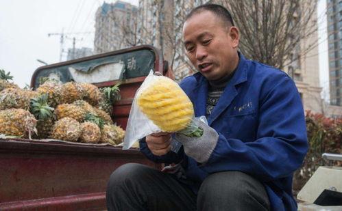 瓜主主动给城管切瓜吃,城管现场品尝新鲜切瓜